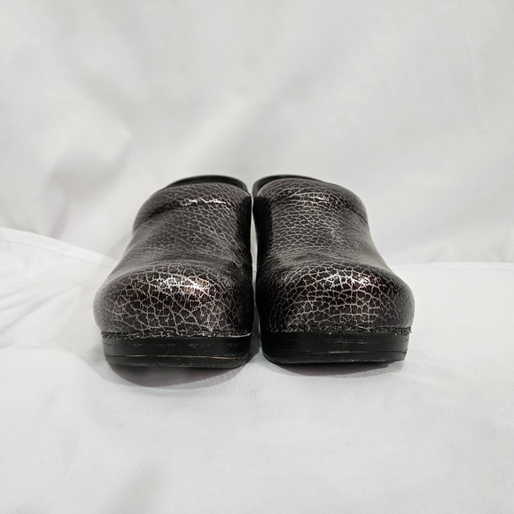 Dansko black crackled design clogs women's size 37 - Picture 2 of 11